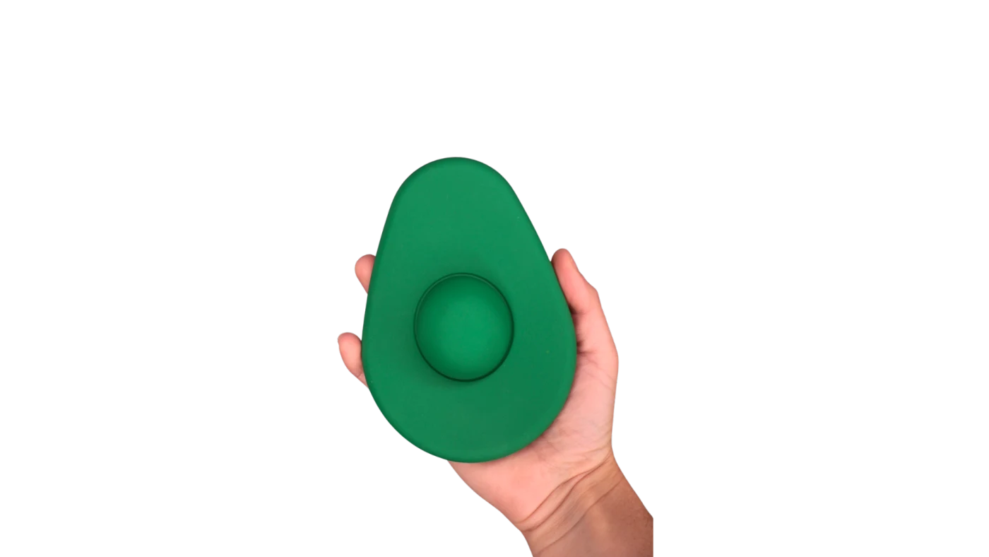 Aguacate Hass maduro sostenido en una mano