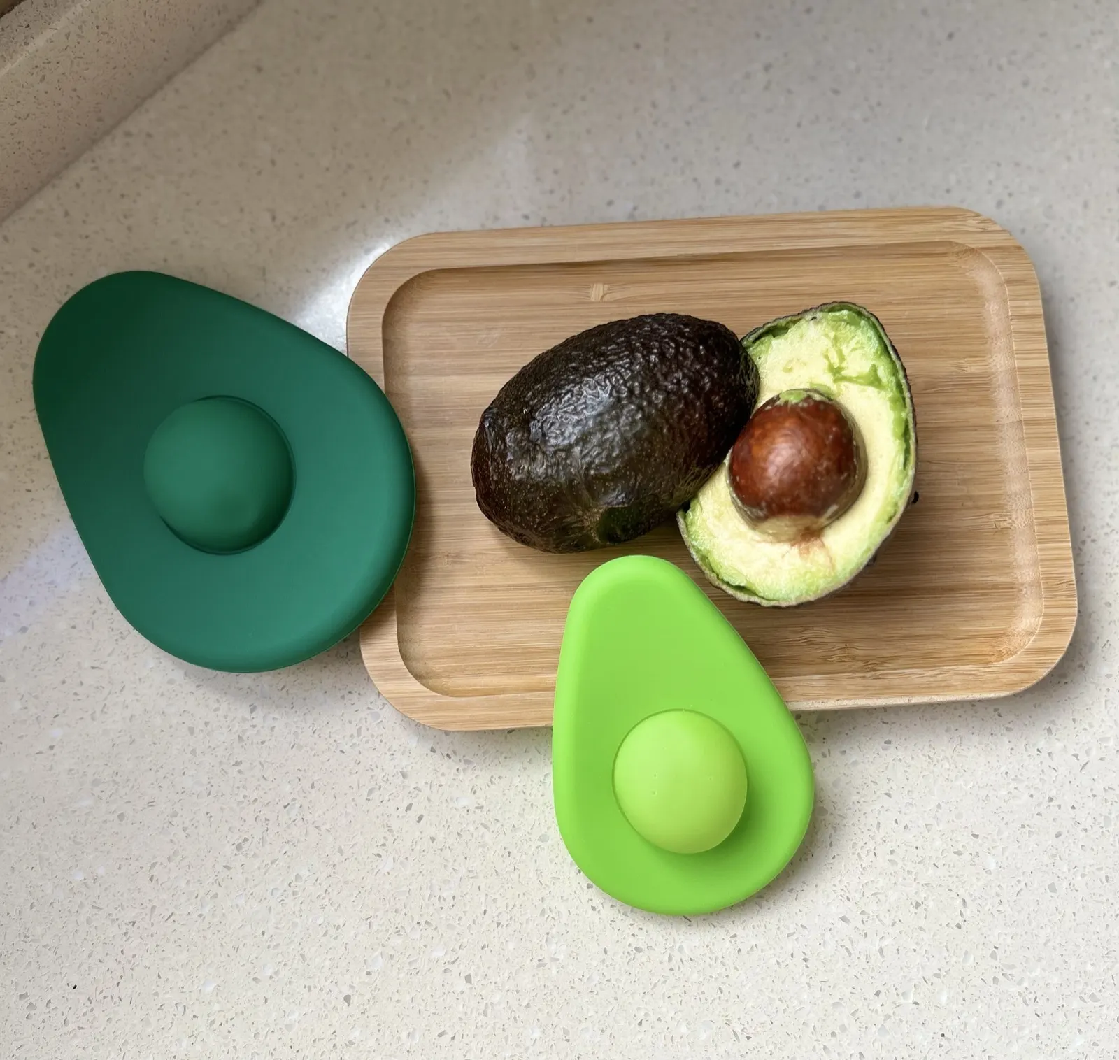 Fundas Lexalup junto a un aguacate sobre tabla de madera